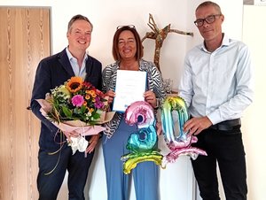 Herr Dr. Ley, Theologischer Vorstand der Diakonie im Oldenburger Land, und Herr Harms, stellv. pädagogischer Leiter des Haus Regenbogens, gratulieren Frau Kolbeck-Lawicka ganz herzlich (v.l.). 