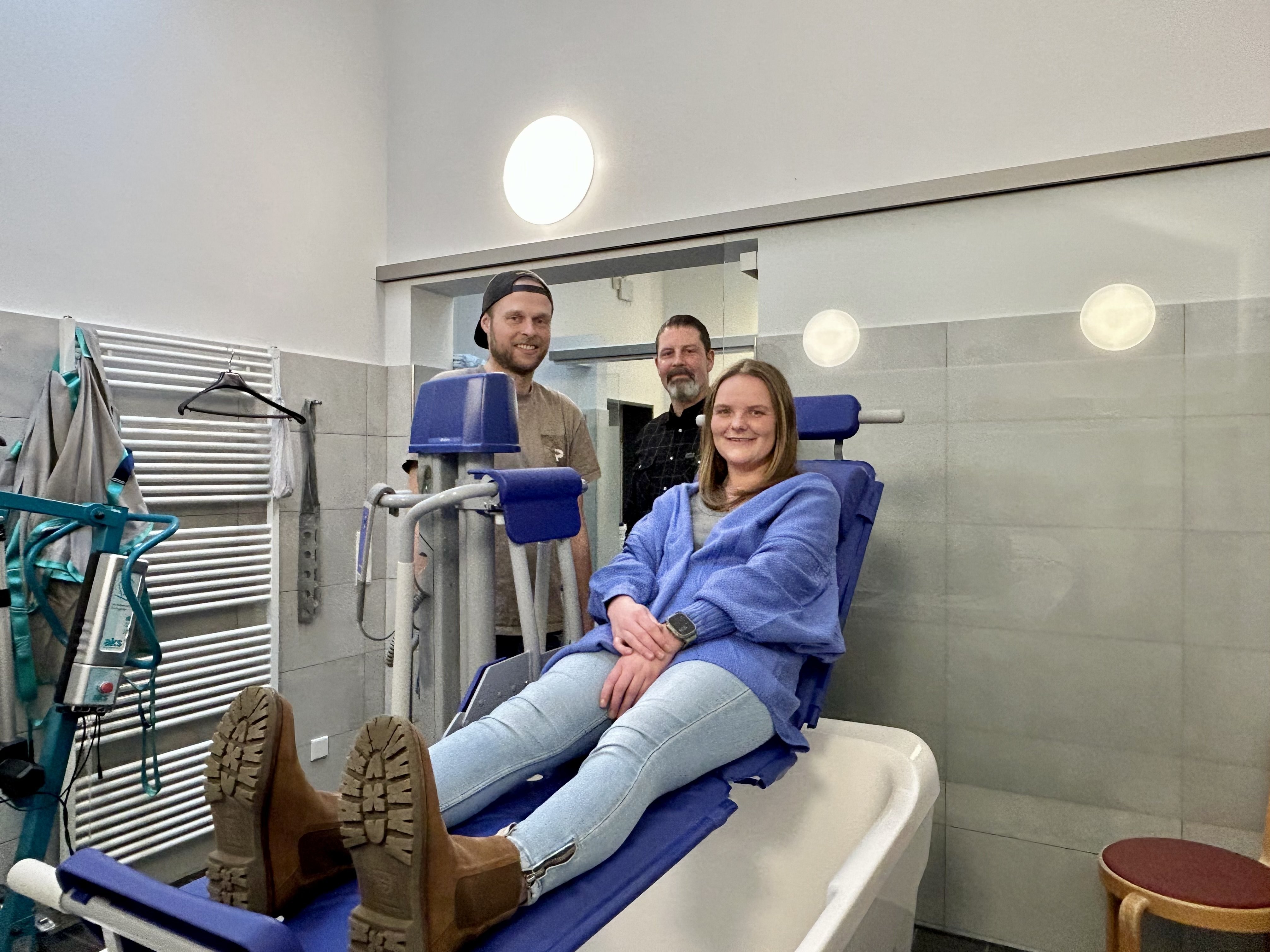 Freuen sich über die neue Ausstattung: Florian Lawicka, Nick Hespe und Linda Elbers vom Team Haus Regenbogen.