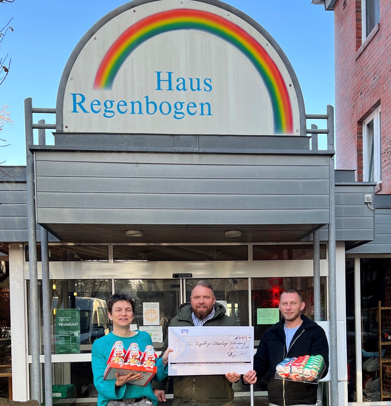 . Dimitri Kasypow und Alexander Kelm überreichten den Scheck und Schokoladenweihnachtsmänner für die Kinder und Jugendlichen im Haus Regenbogen an Einrichtungsleiterin Ute Dorczok